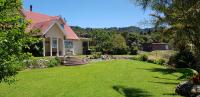Soggy Bottom Farm House, Sea views and peacocks - B&B Pakawau