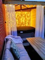 Winterton Sea Sanctuary, Hot Tub & Log Burner by the Dunes - B&B Winterton-on-Sea