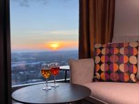 URBAN APARTMENTS Global Skyline -18th Floor No 02 - Air Condition - Free Garage - Chambres d'hôtes Katowice