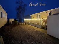 Tattershall Lakes Sunset View Caravan Lakeside, Hot Tub, Garden, Private Fishing Peg & WiFi - B&B