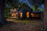 Midnight Sanctuary at Mystic Falls - 3 Bedrooms and 2 Bathrooms 1 Mile from Clocktower, Mystic Grill and the Square - Chambres d'hôtes Covington