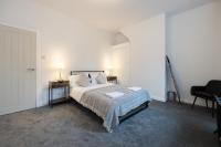 Modern 3BR Home Sleeps 7 Fast WiFi Perfect for Long Stays - Chambres d'hôtes Manchester