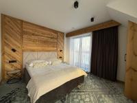 Deluxe One-Bedroom Apartment