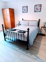 City centre modern ground floor apartment - Free parking - Sleeps 6 - Bed and Breakfast