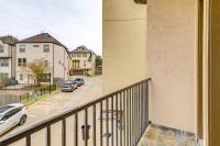 8 Mi to the Galleria: Home w/ Balcony + Yard - Chambres d'hôtes Houston