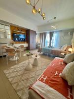 Chic Staycation with Balcony,few step in venice mall - B&B Manila