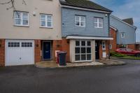 Bright & Spacious 3-Bed, 2-Bath Home in Graylands Close - Ferienwohnung Slough