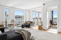 Seaside Promenade Strolls from a 2BR Downtown Home - B&B Bodø