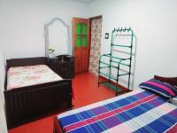 Habitación Triple Básica con baño compartido