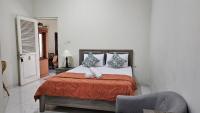 Habitación con cama grande