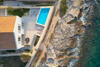 Luxury seafront villa Familija Splitska with pool on Brač - Chambres d'hôtes Splitska