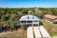 Canal home with pool, kayaks, private dock, firepit sleeps 9 - B&B Crystal River