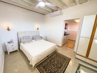 Habitación con cama extragrande y balcón