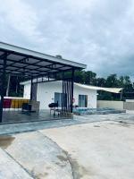 The Rina Homestay-Whole Villa with Private Pool,BBQ & Karaoke-1Min Beach- - Ferienwohnung Port Dickson