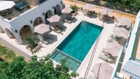 Zimmer mit Queensize-Bett und Poolblick