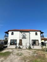 Room Nine 9 Beachfront Apartments - Ferienwohnung Néa Kallikráteia