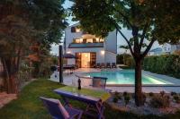 Villa Andrija in Fažana for 9 people with sea view, kids playground & heated pool - only 400 m from the beach - Chambres d'hôtes Fažana