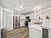The Paramour comfy home with ground floor bedroom and fenced in yard - Chambres d'hôtes Summerville