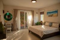 Zimmer mit Kingsize-Bett und Gartenblick.