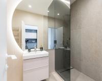 Lavender Luxury King bed Apartment, underground parking Near Promenada Bussiness Center - Chambres d'hôtes Bucarest