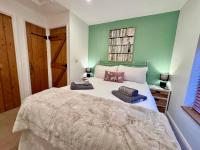 Little Knapp Cottage, East of Church Road, Chichester, West Sussex PO19 7YH - B&B Chichester