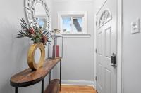 New Luxurious 5BD-2BA Home-FREE WINE-2CAR Parking - Bed and Breakfast