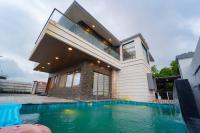 Royal Cabana Lonavla - 6BHK Luxury Villa with Heated pool and Turf - B&B