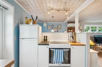 Cosy Classic Holiday Cottage With A Large Natural Plot And Lovely Terrace Close To The Family-Friendly Grenaa Beach, Forest, Dunes And Local - Chambres d'hôtes Grenå