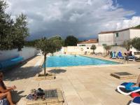 Belle maison dans résidence avec piscine - B&B La Flotte