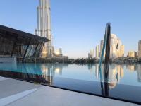 Stunning Burj Khalifa & Fountain Views - Luxury 2BR - 5 minutes walk to Dubai Mall - Chambres d'hôtes Dubaï