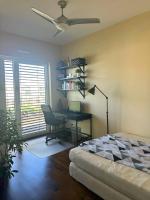 Zimmer mit Kingsize-Bett und Balkon