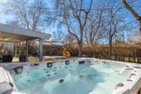 Huge Hot Tub, Theater Room, Family Friendly Oasis - B&B