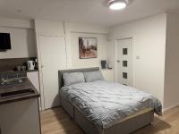 Modern self contained Studio EnSuite Room - Ferienwohnung Newport (England)