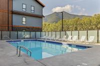 2 bedrooms-3 beds 2 baths-Rocky Creekside Retreat - Top Floor - Heated Pool and Hot Tub - B&B Dead Man's Flats