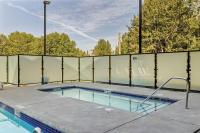 2 bedrooms-3 beds 2 baths-Rocky Creekside Retreat - Top Floor - Heated Pool and Hot Tub - Chambres d'hôtes Dead Man's Flats