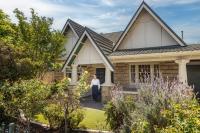 Tudor Charm by the Bay - B&B