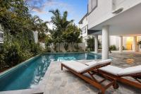 Coolum Beachfront Apartment - B&B