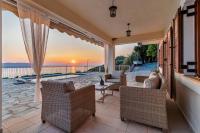 Aigaio pool Villa, gaze the sunset over the Aegean sea - Bed and Breakfast Glóssa