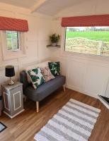 Delightful Cowbridge Railway Carriage with Hot Tub - B&B