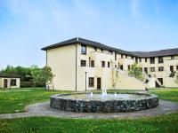 Relaxing Balcony Views Mullingar Self Catering Apartment on Park Hotel Grounds - B&B