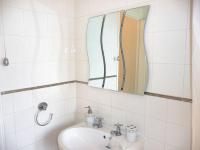 2 Bed House - Sleeps 4 - Parking - Pets - Garden - B&B Doncaster