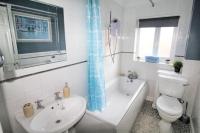 2 Bed House - Sleeps 4 - Parking - Pets - Garden - B&B Doncaster