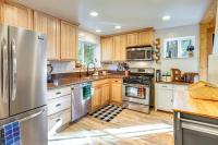 Walk to Golf, Lake: Twain Harte Cabin w/ Fireplace - B&B Twain Harte
