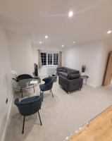 Spacious Modern 2 Bed Flat In Strood Rochester - B&B