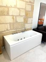 Studio ultra centre libourne - jacuzzi & vidéoprojecteur - B&B