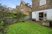 Ealing Broadway, Modern 2-Bed Apartment, Sleeps 5, Garden Access, Patio, Parking & Wi-Fi - Bed and Breakfast Ealing
