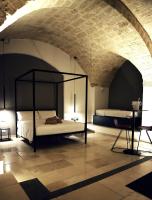 Habitación con cama extragrande y bañera de hidromasaje