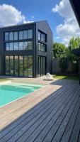 Poolside Retreat in Le Bouscat - Chambres d’hôtes