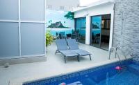Villa avec sa piscine suspendue sur la terrasse - B&B Dakar