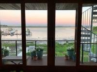 Waterfront Escape - Close to Airport & Downtown - Ferienwohnung